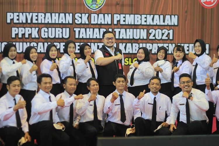 Bupati Kediri Hanindhito Himawan Pramana menyerahkan SK PPPK Tahap 1 Tahun 2021 kepada 698 guru di lingkungan Pemerintahan Kabupaten (Pemkab) Kediri, Jawa Timur, Rabu (20/4/2022).