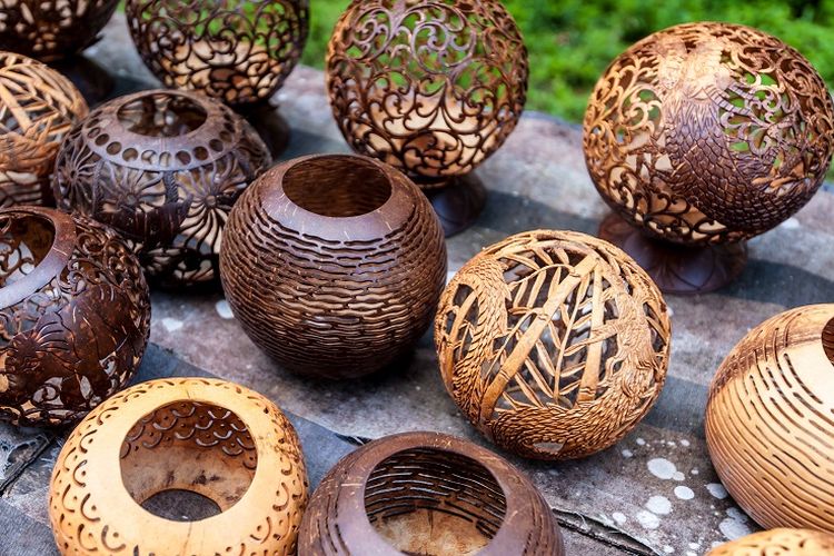 Ukiran batok kelapa yang dijual sebagai oleh-oleh di toko oleh-oleh atau pasar seni di Bali.