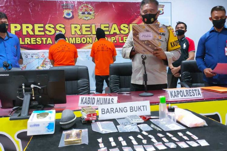 Kapolresta Pulau Ambon dan Pulau-Pulau Lease, Kombes Pol Leo Surya Nugraha Simatupang memberikan keterangan kepada wartawan di Kantor Polresta Pulau Ambon terkait penangkapan dua bandar narkoba, Selasa (23/2/2021)