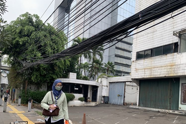 Penampakan Kabel Semrawut di Matraman Jaktim, Menjuntai hingga Dekati Kepala Pejalan Kaki