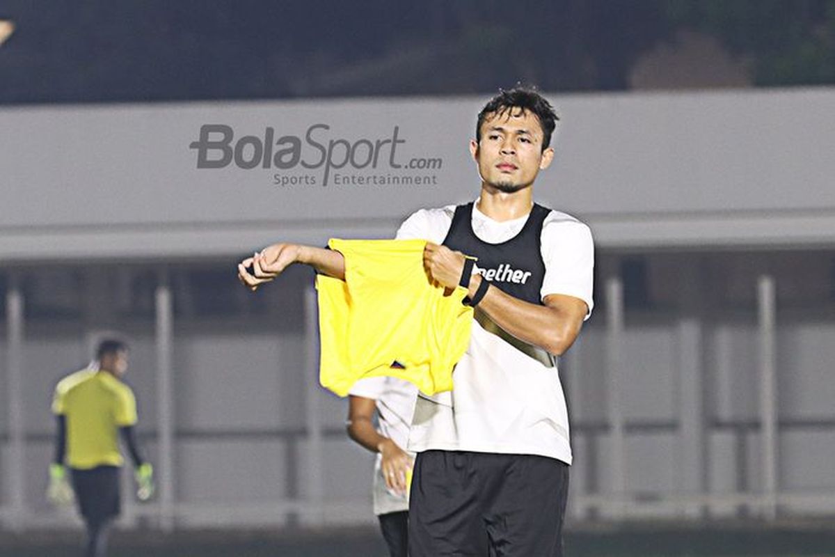 Bek Persebaya Surabaya, Arif Satria, saat mengikuti pemusatan latihan timnas Indonesia di Stadion Madya, Senayan, Jakarta, pada  Selasa (11/5/2021).