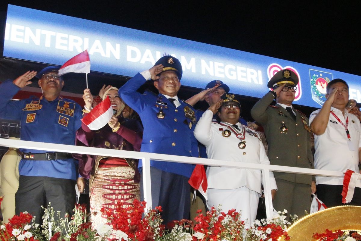 Menteri Dalam Negeri (Mendagri) Muhammad Tito Karnavian didampingi Ketua Umum (Ketum) Tim Penggerak Pemberdayaan dan Kesejahteraan Keluarga (TP PKK) Tri Tito Karnavian, bersama Wakil Mendagri (Wamendagri) Ribka Haluk, Wamendagri Bima Arya Sugiarto, serta jajaran pejabat pimpinan tinggi madya Kemendagri, turut serta dalam Karnaval Bersatu untuk memeriahkan Hari Ulang Tahun (HUT) ke-80 Kemerdekaan Republik Indonesia, Minggu (17/8/2025) malam.