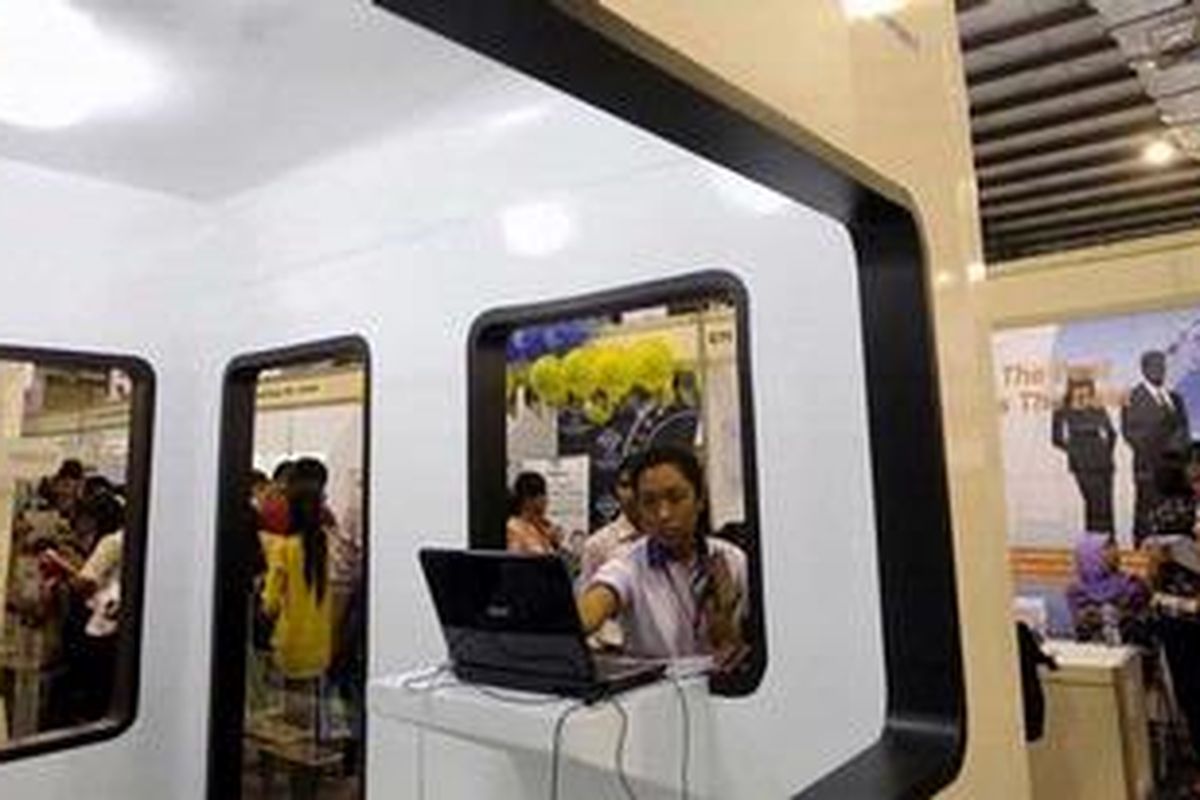 Suasana Kompas Karier Fair 2013 di Balai Kartini, Jakarta, Jumat (26/4/2013). Pameran bursa kerja ini diikuti lebih dari 200 perusahaan, akan berlangsung hingga 27 April mendatang. KOMPAS IMAGES/KRISTIANTO PURNOMO