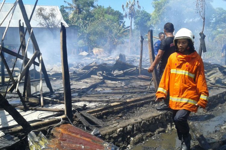 Petugas Pemadam Kebakaran di Kabupaten Jeneponto, Sulawesi Selatan tengah memadamkam api yang meludeskan enam unit rumah warga, Selasa (24/4/2018).