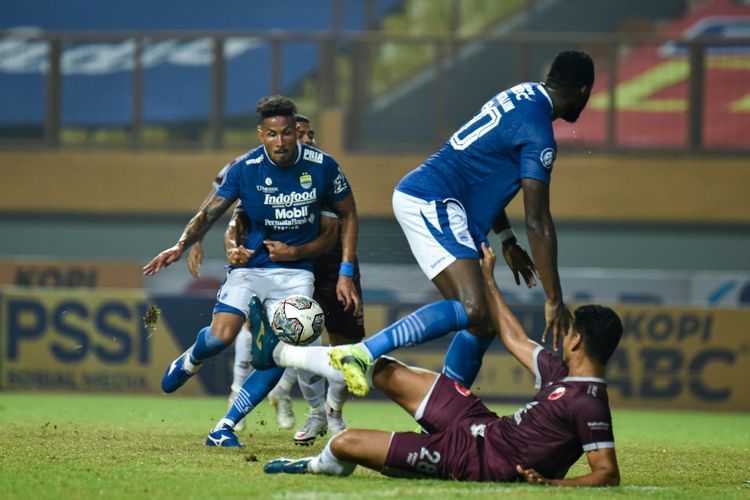 Penyerang Persib, Wander Luiz, mencoba mengeksekusi bola dari luar kotak penalti dalam laga Persib vs PSM di Stadion Wibawa Mukti, Cikarang, Sabtu (2/10/2021). 