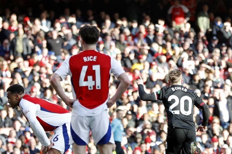 Pemain Arsenal bereaksi setelah Jarrod Bowen mencetak gol dalam pertandingan Arsenal vs West Ham United pada lanjutan Liga Inggris 2024/2025 di Emirates Stadium, Sabtu (22/2/2025) malam WIB.
