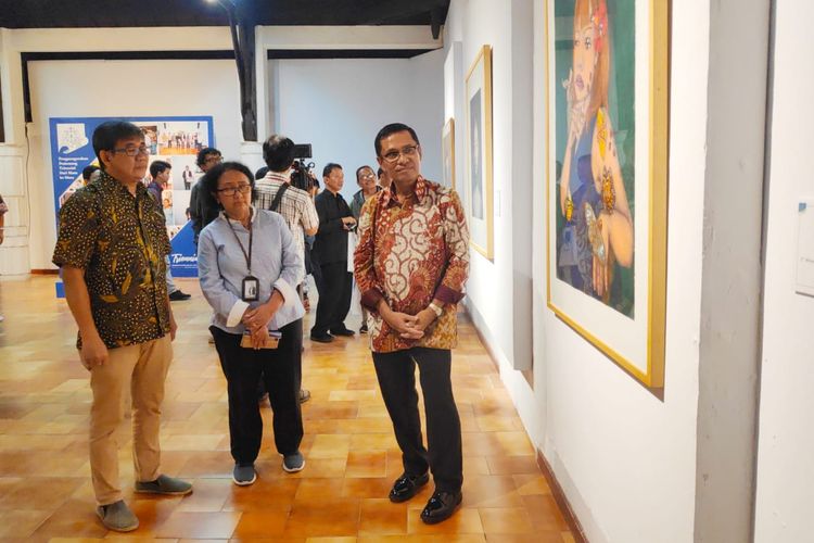 Seniman Grafis sekaligus Dewan Juri Devy Ferdianto, Pemimpin Redaksi Harian Kompas Ninuk Pambudy, dan Managing Director Sinar Mas Saleh Husin, sedang mengamati karya grafis di pameran Triennale Seni Grafis VI