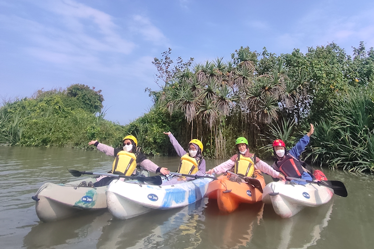 Wisata Kano Mangrove Baros, di Kretek, Bantul, Yogyakarta, yang menawarkan kegiatan susur sungai sembari melihat hutan mangrove dan panorama sunset. 
