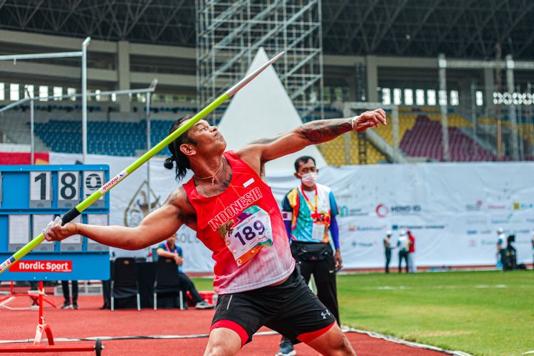 Atlet para lempar lembing Indonesia, Yohanes Bili, beraksi di pentas ASEAN Para Games 2022 di Stadion Manahan, Solo, Selasa (2/8/2022) pagi WIB.