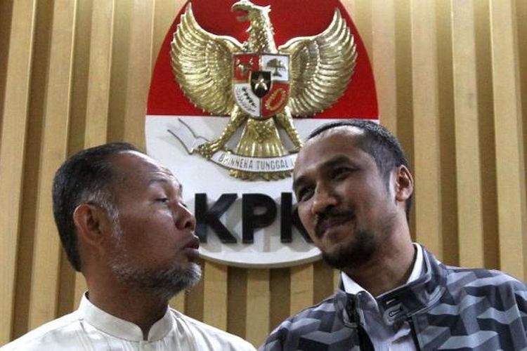 Ketua Komisi Pemberantasan Korupsi (KPK) Abraham Samad (sekarang mantan) bersama Wakil Ketua KPK Bambang Widjojanto memberikan keterangan kepada wartawan terkait penetapan Komisaris Jenderal Budi Gunawan sebagai tersangka, di Jakarta, Selasa (13/1/2015).