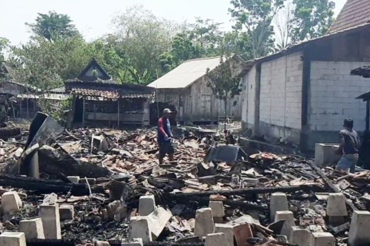 Kebakaran hebat meludeskan delapan rumah warga Desa Tlogomulyo, Kecamatan Gubug, Kabupaten Grobogan, Jawa Tengah, Minggu (13/8/2023).