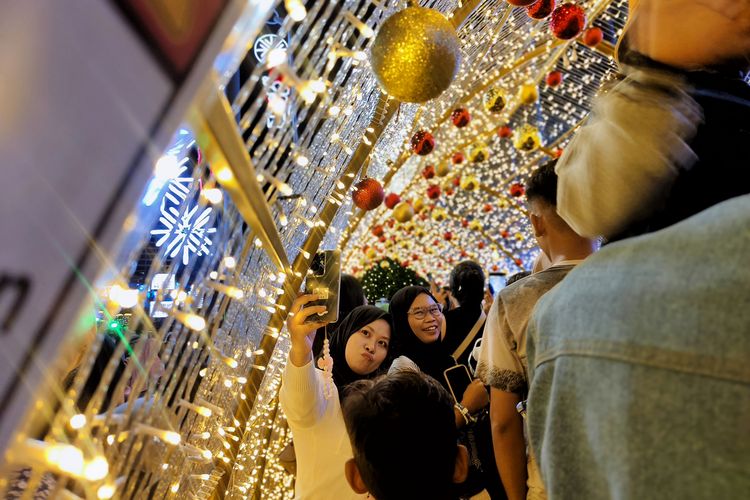 Potret kemeriahan Jakarta Light Festival di kawasan Bundaran HI, Jakarta Pusat, Jumat (26/12/2025). 