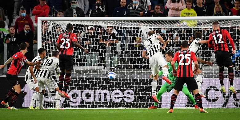 Penyerang AC Milan Ante Rebic (nomor punggung 12) mencetak gol ke gawang Juventus pada laga pekan keempat Liga Italia 2021-2022 di Stadion Allianz, Senin (20/9/2021) dini hari WIB.