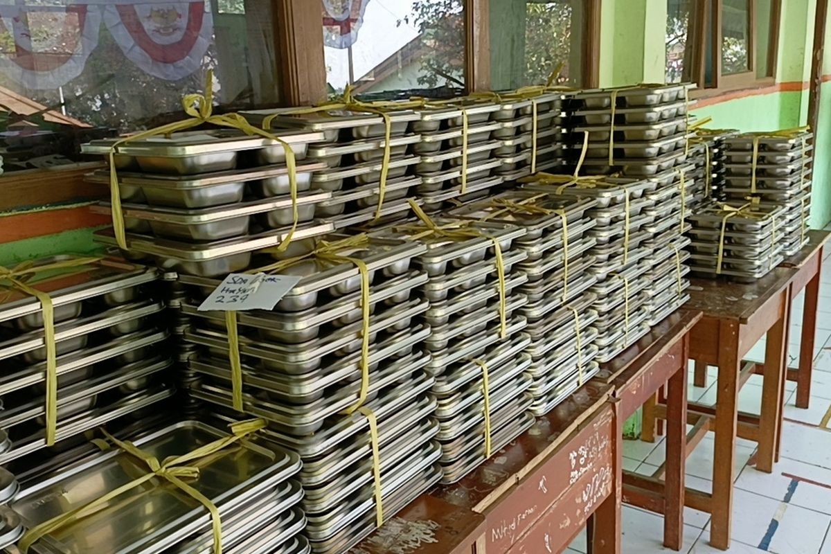 Situasi dan kondisi distribusi MBG di SD Legok Hayam, Kecamatan Cilengkrang, Jawa Barat, Jumat (22/8/2025).