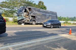 Bus Semeru Trans Tabrak Truk Pakan Ternak di Tol Cipali Cirebon, 1 Penumpang Tewas