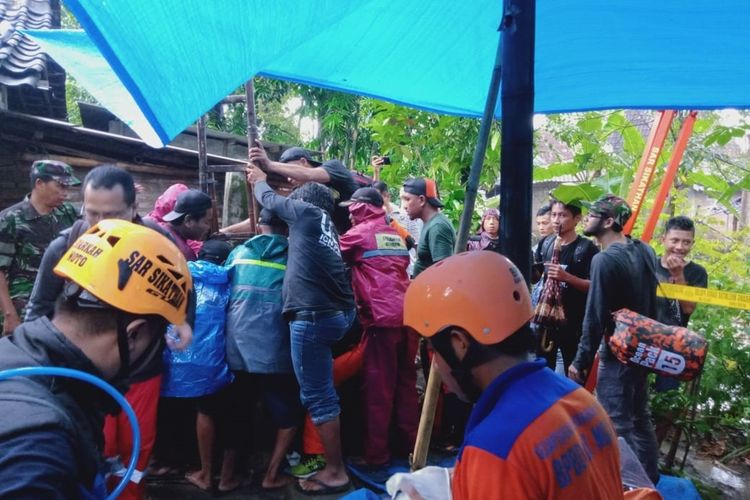 Upaya evakuasi korban yang diduga menghirup gas beracun di sebuah sumur di Desa Kedungputri, Kecamatan Paron, Ngawi.