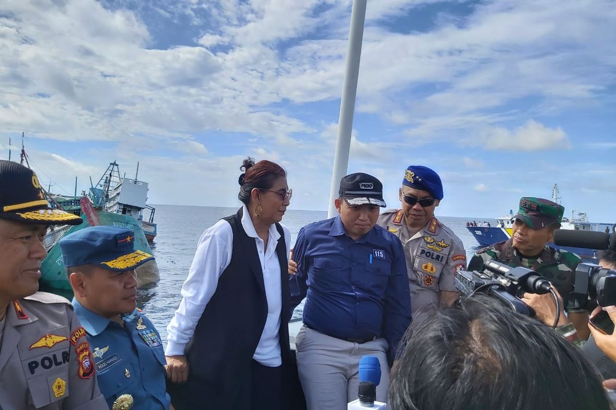 Menteri Kelautan dan Perikanan Susi Pudjiastuti saat penenggelaman kapal di Perairan Tanjung Datuk, Kalimantan Barat, Minggu (6/10/2019). 