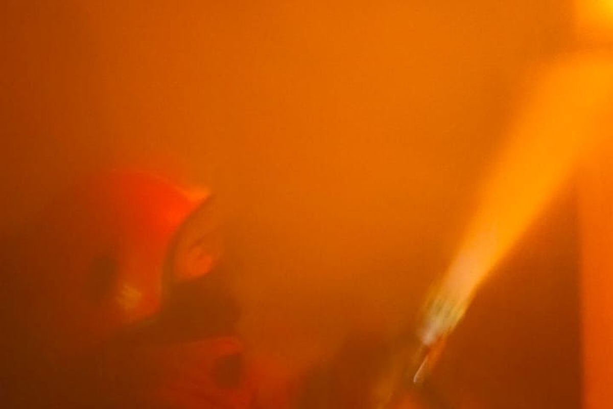 Petugas UPT Pemadam Kebakaran Kota Malang saat melakukan pemadaman api dalam peristiwa kebakaran di ruko rental PlayStation (PS) bernama Aladdin Game, Jalan Galunggung, Kelurahan Gading Kasri, Kecamatan Klojen, Kota Malang, Jawa Timur pada Rabu (13/9/2023), pagi.