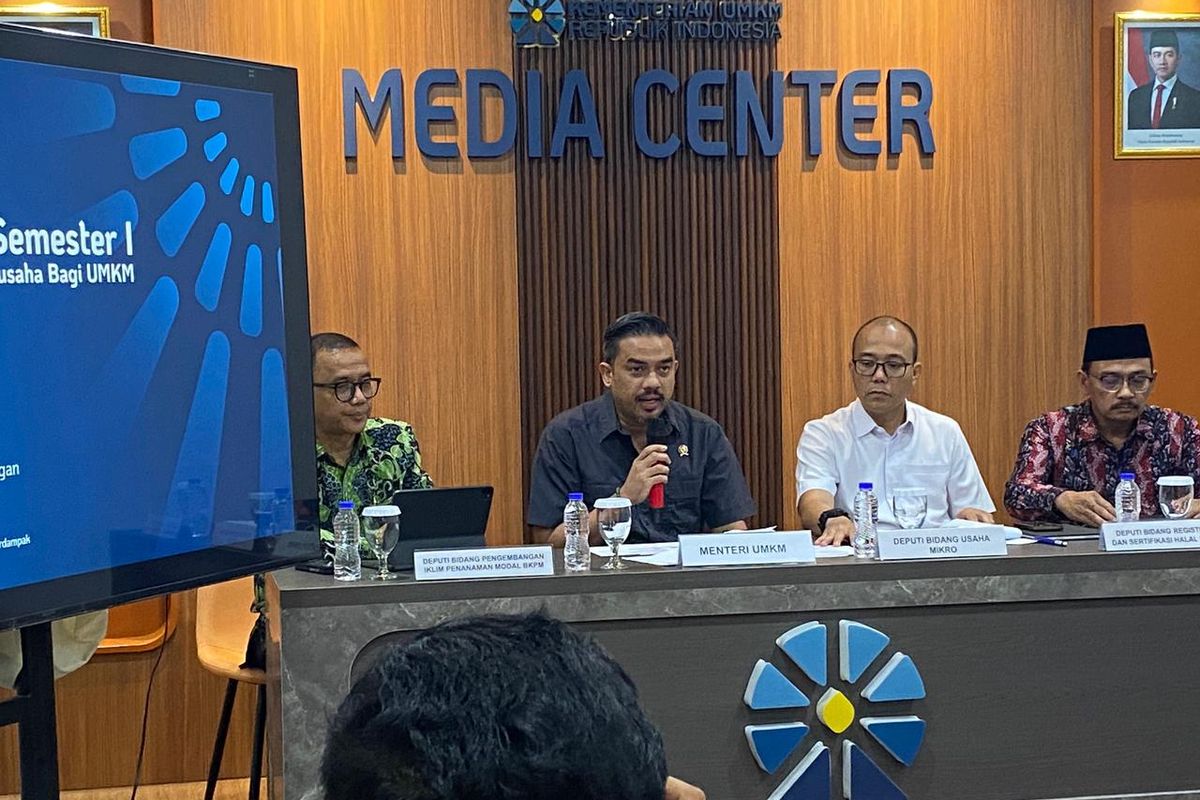 Menteri UMKM, Maman Abdurrahman, dalam konferensi pers di kantornya, Jumat (18/7/2025). 