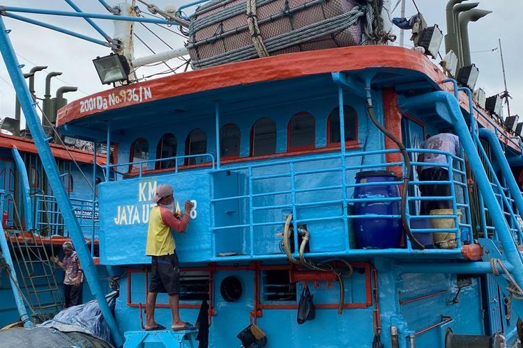 Anak buah kapal (ABK) di Pelabuhan Nizam Zachman, Muara Baru, Jakarta Utara melakukan perbaikan pada Selasa (3/1/2023). Mereka biasanya memperbaiki kapal saat sedang tidak berlayar karena cuaca buruk dan ombak yang tinggi di perairan. 