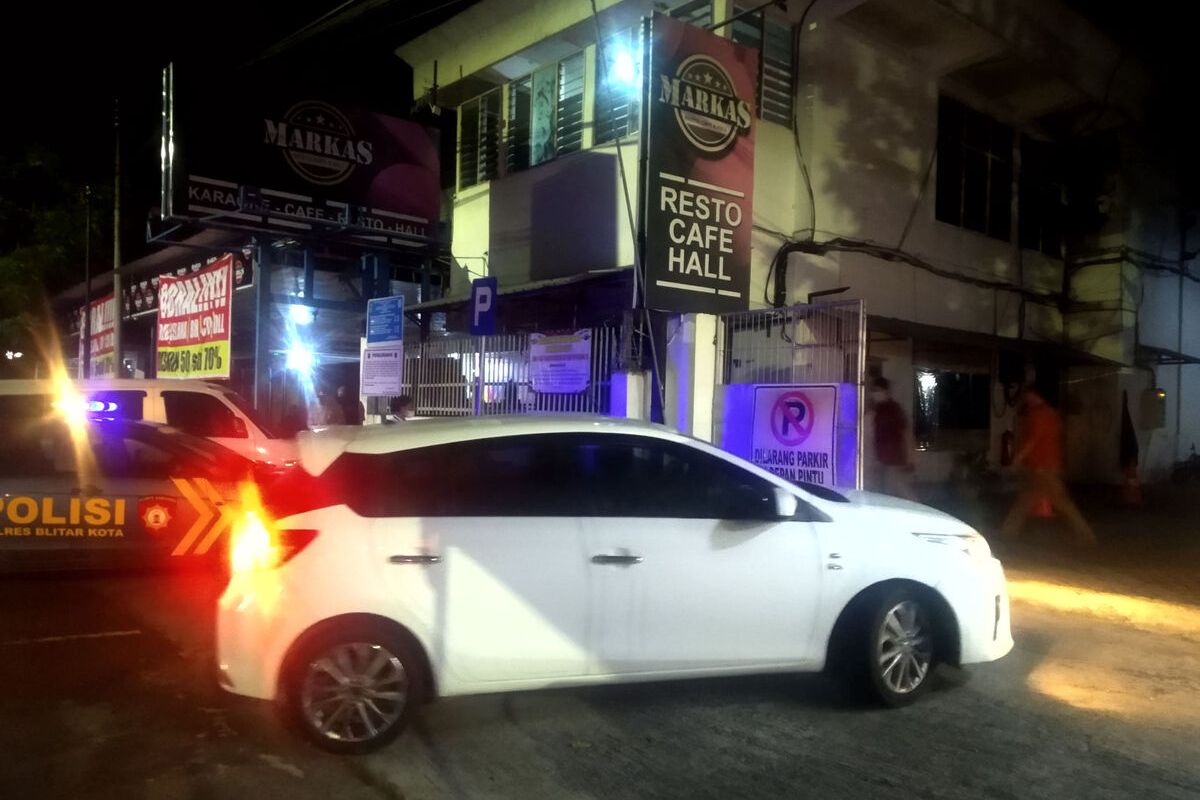 Pengunjung Cafe Markas mendapatkan pemberitahuan dari petugas terkait pelarangan pertunjukan DJ Dinar Candy, sementara petugas kepolisian berjaga di pintu gerbang, Kamis (3/2/2022)