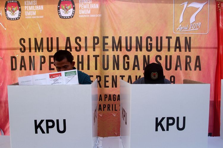 Petugas Komisi Pemilihan Umum (KPU) berada di bilik suara saat simulasi pemungutan dan perhitungan suara pemilu serentak 2019, di Istana Pagaruyung, Kabupaten Tanah Datar, Sumatera Barat, Rabu (3/4/2019). Simulasi yang diikuti penyelengara dan pengawas pemilu ini bertujuan untuk memberikan pemahaman tentang peraturan KPU dan tata cara pelaksanaan pemungutan suara Pemilu 2019 pada masyarakat yang memiliki hak pilih. ANTARA FOTO/Muhammad Arif Pribadi/foc.