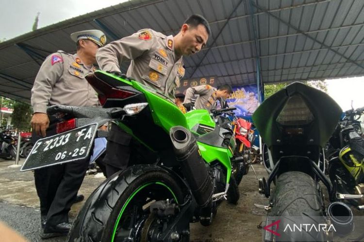 Kepala Kepolisian Resor Garut AKBP Rohman Yonky Dilatha menunjukkan knalpot sepeda motor yang diketahui harganya sampai jutaan rupiah di Markas Polres Garut, Jawa Barat, Selasa (23/2/1/2024). 