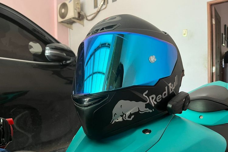 Ilustrasi helm motor dengan flat visor dan intercom