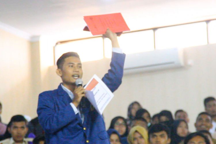 Ketua BEM Unram,  Liga Ayun Selatan menitipkan hasil kajian bersampul merah pada Presiden Jokowi. Hasil kajian tersebut dititipkan pada Kepala Staf Kepresidenan, Moeldoko, saat diskusi nasional Capaian Tiga Tahun Kepemimpinan Jokowi di Universitas Mataram, Jumat (9/3/2018).