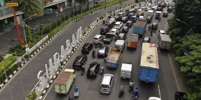 Kemacetan lalu lintas terjadi di Bundaran Waru atau tepatnya di perbatasan Surabaya dan Sidoarjo, Jawa Timur, saat hari pertama Pembatasan Sosial Berskala Besar di Kota Pahlawan, Selasa (28/4/2020).