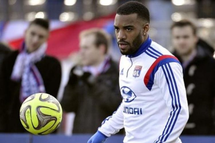 Striker Olympique Lyon asal Perancis, Alexandre Lacazette.