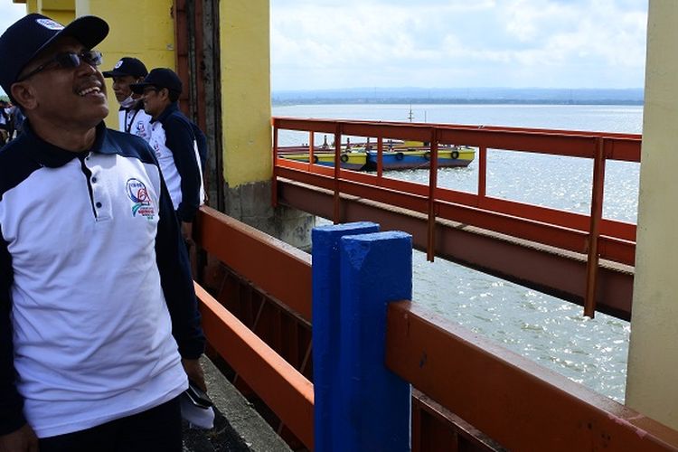 Kepala Balai Wilayah Sungai Nusa Tenggara satu (BWS NT1) Asdin Julaidy Asdin saat meninjau Bendungan dan Waduk Batujai di Praya, Lombok, Nusa Tenggara Barat (NTB), Minggu (27/5/2018).
