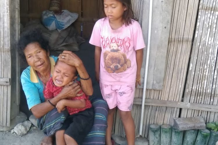 Seorang nenek dengan usia 65 tahun merawat 2 anak yatim, yang juga adalah cucunya di Kampung Mombok, Desa Lengko Namut, Kecamatan Elar, Kabupaten Manggarai Timur, NTT , Minggu, (30/6/2024). Dua anak yatim hidup sedih ditinggal ayah yang meninggal dunia 2022 lalu dan ibu mereka memilih hidup berkeluarga.. (KOMPAS.com/DOK/KELUARGA/HENDRIKUS GABU)