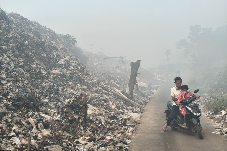 Kepulan Asap Masih Selimuti TPA Galuga Bogor, Wawalkot Bogor: Banyak Bara Api di Dalam Tumpukan Sampah