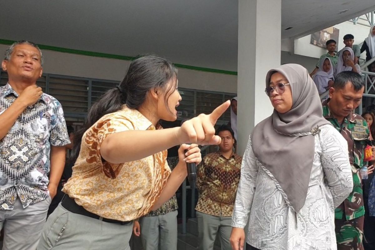 Bernadetha Maria Christy Manalu (17) menyampaikan keserahannya kepada Pehulysa Sagala, Wakil Kepala Sekolah SMK N 1 Medan Bidang Kurikulum di SMK N 10 Medan pada Kamis (6/2/2025)