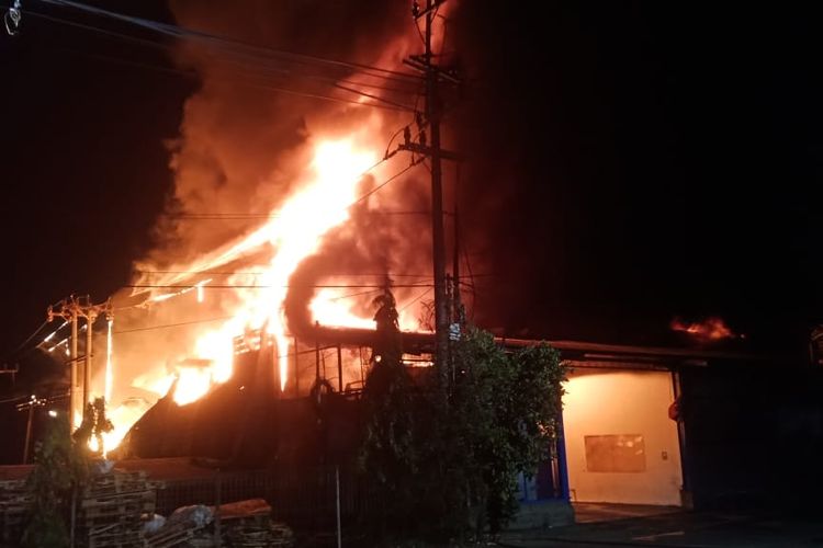 Api yang membakar gudang limbah di Sidoarjo, sejak malam hingga siang, Jumat (7/6/2024).