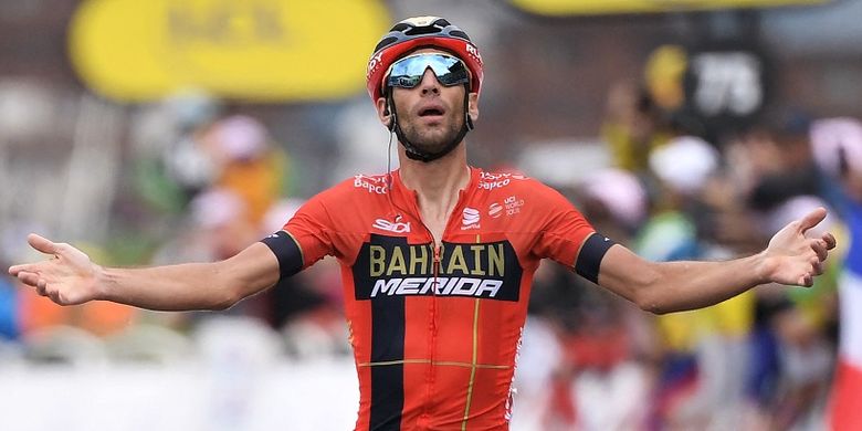 Pebalap sepeda asal Italia Vincenzo Nibali mencapai garis finis pada Tour de France edisi ke-106, 27 Juli 2019.