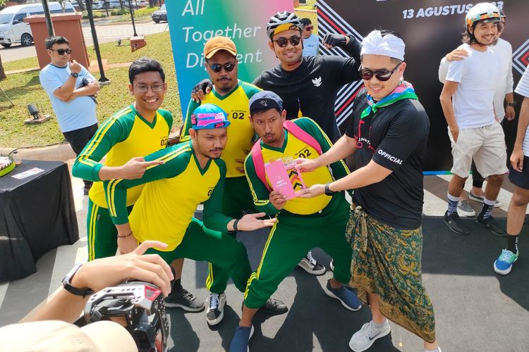 Country Manager Brompton Indonesia, Kevin Wijaya menyerahkan hadiah kepada satu kelompok peserta ajang Brompton Three Peaks Challenge, yang menjadi tim dengan unggahan foto terbaik, di TMII, Jakarta, Minggu (13/8/2023).