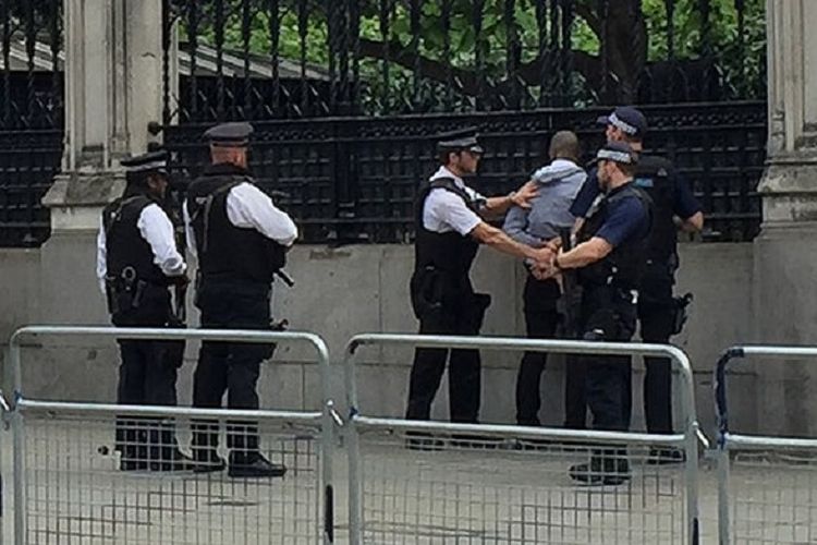 Polisi Inggris menangkap seorang pria di luar Istana Westminster, London, Inggris, Jumat (16/6/2017).