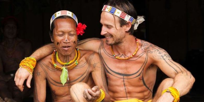 Rob Henry bersama orang Mentawai