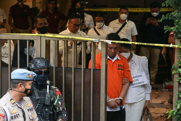 Tersangka Putri Candrawathi menyandarkan kepala di bahu Ferdy Sambo  saat menjalani rekonstruksi kasus pembunuhan Brigadir J di rumah dinas Ferdy Sambo, Duren Tiga, Jakarta Selatan, Selasa (30/8/2022). Tim Khusus (Timsus) Polri menggelar rekonstruksi kasus pembunuhan berencana Brigadir J atau Nofriansyah Yosua Hutabarat.