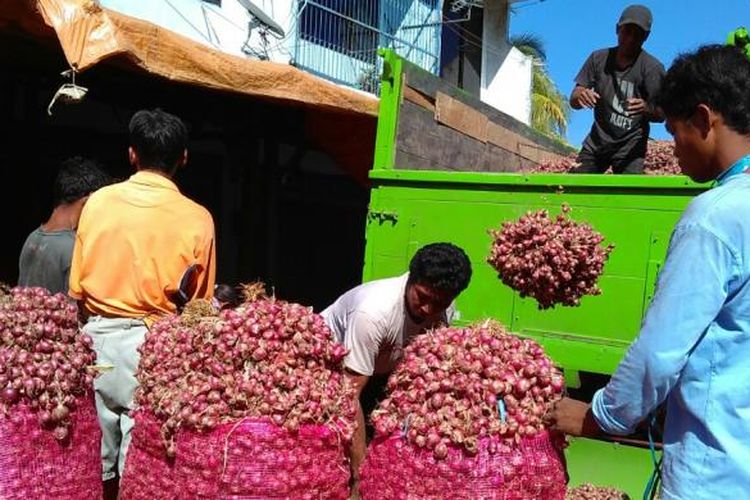 Bawang merah di Pasar Mandalika, Kota Mataram, NTB.