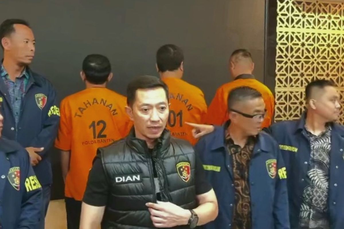 Polda Banten menetapkan 3 orang tersangka kasus pemerasan proyek Rp5 triliun tanpa tender kepada PT Chandra Asri Alkali. Jumat (16/5/2025). Satu tersangka diantaranya Ketua Kadin Cilegon Muhammad Salim.