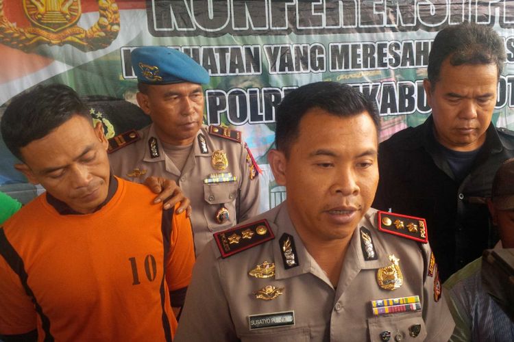 Kapolres Sukabumi Kota AKBP Susatyo Purnomo Condro saat jumpa pers di Polsek Sukaraja, Sukabumi, Jawa Barat, Jumat t18/10/2018). 