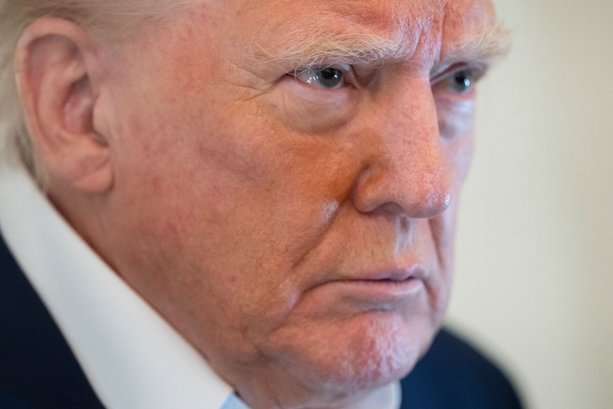 Presiden Amerika Serikat Donald Trump saat berbicara kepada media di pesawat kepresidenan Air Force One dalam perjalanan dari West Palm Beach, Florida, ke Pangkalan Gabungan Andrews di Maryland pada 4 Mei 2025.