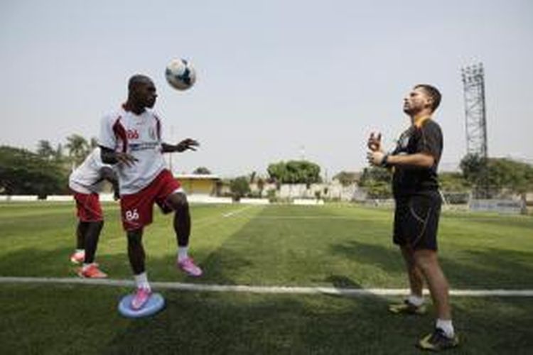 Pemain Persipura Boaz Salossa dalam sesi latihan di lapangan Pertamina, Simprug, Jakarta, Selasa (9/9/2014). Latihan ini merupakan persiapan untuk laga semifinal piala AFC menghadapi klub asal Kuwait, Al-Qadsia, di Al-Sadaqua Walsalam Stadium, Kuwait City, 16 September mendatang.