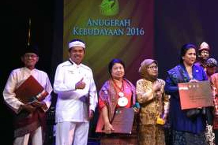 Bupati Purwakarta Dedi Mulyadi meraih Anugerah Kebudayaan dan Penghargaan Maestro Seni Tradisi kategori pelestari dari Menteri Pendidikan dan Kebudayaan. 