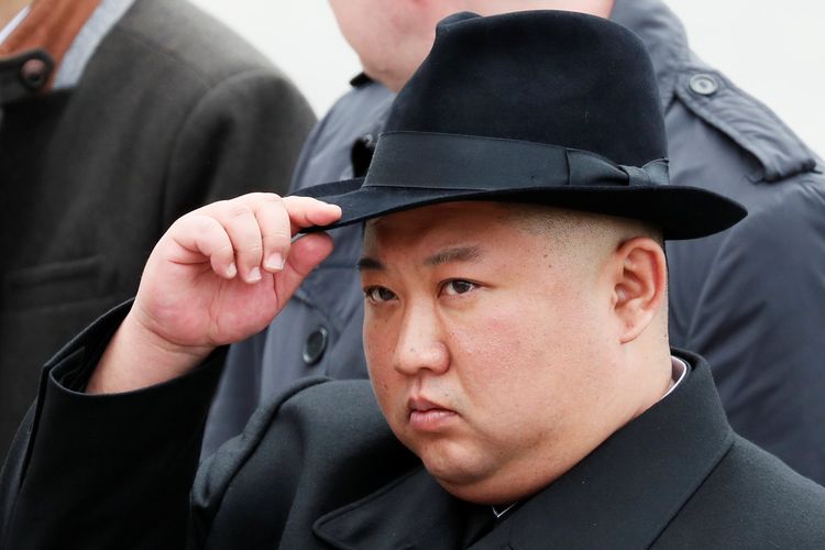 Pemimpin Korea Utara Kim Jong Un menghadiri upacara peletakan karangan bunga di sebuah memorial angkatan laut di Vladivostok, Rusia, Jumat (26/4/2019).