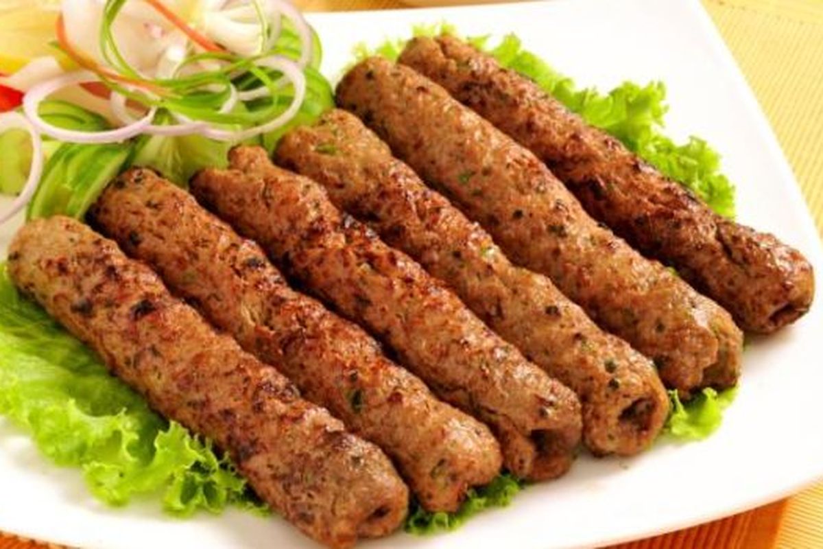 Ilustrasi cara membuat seekh kebab khas Asia Selatan dengan daging ayam