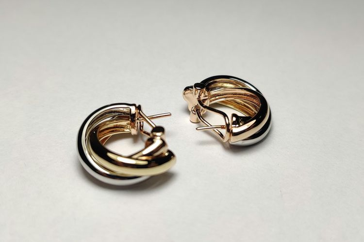 Fashion teacher Nabila Karimah berbagi tips memadukan hijab motif dan polos agar tampilan tetap seimbang, modis, dan mencerminkan kepribadian.